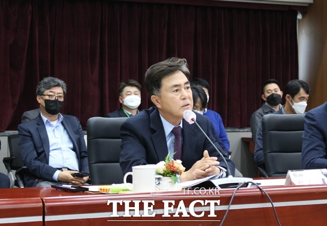 김태흠 충남지사가 지역 대학, 기업과 일자리 선순환 체계 구축을 위한 업무협약식에서 인삿말을 전하고 있다. / 내포 = 김아영 기자