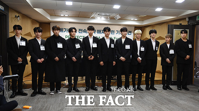 [더팩트ㅣ남용희 기자] 그룹 오메가엑스가 16일 오후 서울 서초구 변호사회관에서 열린 오메가엑스 전속계약 해지 관련 기자회견에서 인사를 하고 있다.