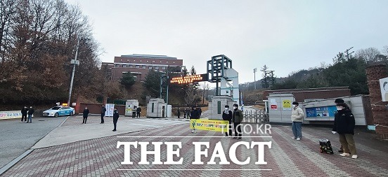 17일 안동고등학교에 마련된 수능 고사장에 응시생들이 차분한 분위기 속에서 입실을 하고 있다/안동=이민 기자