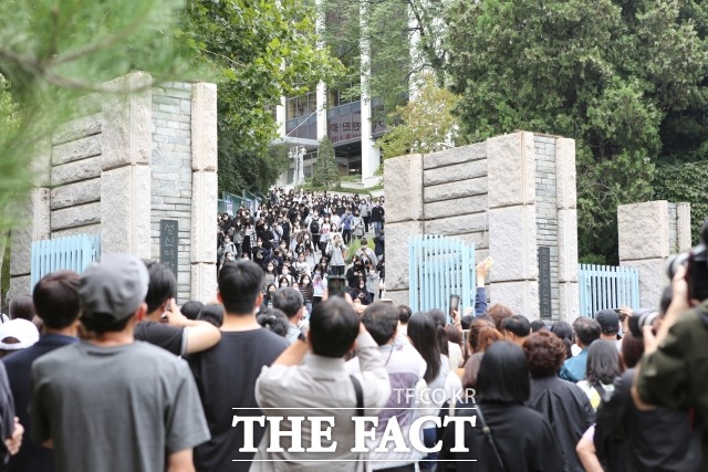 2023학년도 대학입학수학능력시험이 끝나면 바로 논술·면접 등 대학별 입시 일정이 이어진다. 사진은 지난달 서울 성북구 성신여자대학교에서 2023학년도 수시 논술고사를 마친 수험생들이 시험장을 나서고 있다./뉴시스