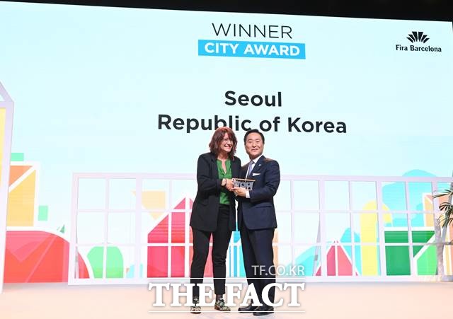 서울시가 세계 최대 스마트시티 어워드에서 최우수상을 수상했다. 2022 스마트시티 엑스포 월드 콩그레스(SCEWC) 어워드 수상 모습. /서울시 제공