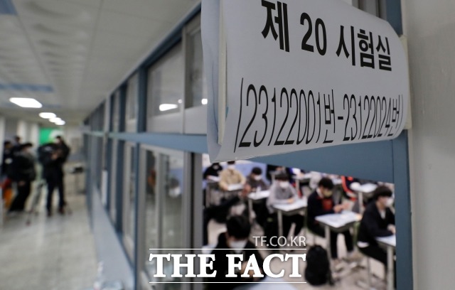 사진은 2023학년도 대학수학능력시험일인 17일 한 고등학교에서 수험생들이 1교시 시험을 앞두고 대기하고 있다./뉴시스