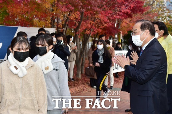 대입수학능력시험일인 17일 오전 하윤수 부산시교육감은 1994년 수능시험 도입 이후 처음으로 고사장이 생긴 기장군의 정관고와 신정고를 방문해 수험생들을 격려했다./부산시교육청 제공.