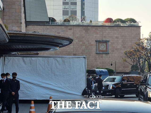 롯데호텔 출입구 밖에 빈 살만 왕세자의 차량을 가리기 위한 흰색 가림막이 설치됐다. /이성락 기자