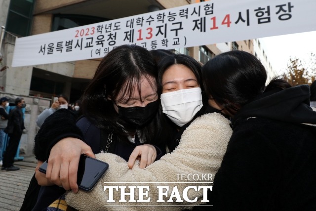 17일 2023학년도 대학수학능력시험 한국사와 탐구 영역이 종료되는 오후 4시 40분경 시험장 앞에는 수험생 자녀를 기다리는 학부모들로 가득했다. 사진은 2023학년도 대학수학능력시험을 마친 수험생들이 17일 오후 서울 영등포구 여의도여자고등학교에서 밝은 표정으로 서로를 독려하고 있다./뉴시스