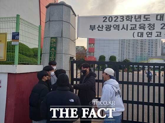 수능일인 17일 오전 수험생들은 코로나19 방역지침에 익숙한 모습으로 시험장에 하나 둘씩 입장하자, 한 후배는 파이팅, 평소처럼 하십시오라며 미리 챙겨온 초코바를 선배들에게 나눠줬다./부산=조탁만 기자.