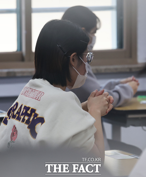2023학년도 수능 2023학년도 대학수학능력시험일인 17일 오전 서울 영등포구 여의도여자고등학교에서 수험생이 시험 시작을 기다리고 있다. /사진공동취재단