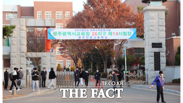 광주시 교육청 현직 교사들은 올 수능을 국어영역은 전년보다 쉬웠고, 수학은 유사한 난이도를 보였지만 수험생들이 문제풀이 시간 관리에 어려움을 겪었을 것이라고 분석했다./더팩트 DB