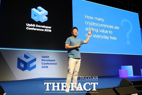 테라·루나 폭락 사태와 관련해 자본시장법 위반 등 혐의를 받는 신현성(37) 차이코퍼레이션 총괄대표가 검찰에 출석했다./업비트 제공