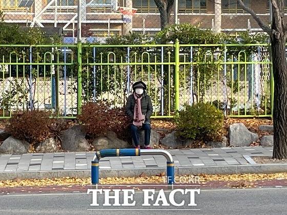 수험생 손자를 둔 전종순(73)씨는 어려서부터 제가 키운 첫 손자이기에 더 마음이 아려서 자리를 쉽게 떠날 수 없었다고 눈물을 훔쳤다. /경남=강보금 기자.