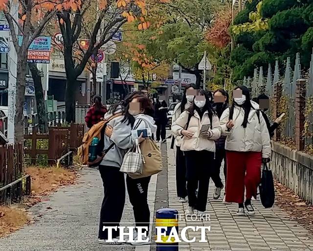 17일 대전 둔산여자고등학교 앞에서 한 학부모가 수험생인 딸을 안으며 응원하고 있다. / 대전 = 라안일 기자