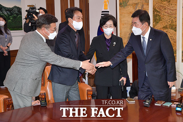 더불어민주당 중진 의원들과 인사하는 김진표 의장. 왼쪽부터 윤호중, 안민석, 김상희 의원.