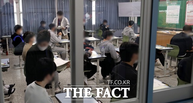 통합형 수능 2년차인 2023학년도 대학수학능력시험의 난이도는 ‘불수능’으로 불리던 지난해보다 다소 쉽거나 비슷하다는 평가가 나온다. 사진은 2023학년도 대학수학능력시험일인 17일 한 고등학교에서 감독관들이 문답지를 배부하고 있다./뉴시스