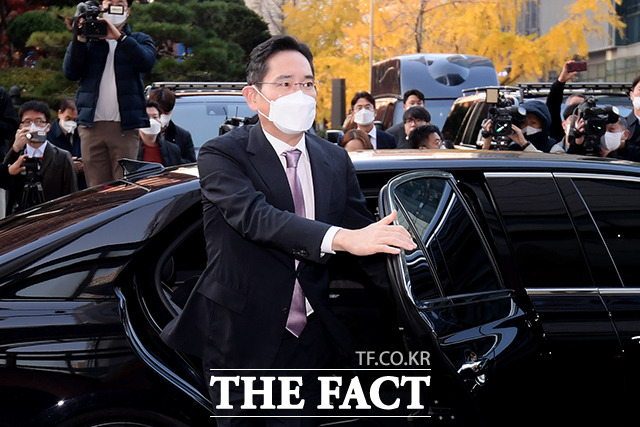 이재용 삼성전자 회장이 17일 오후 서울 중구 롯데호텔에서 무함마드 빈 살만 왕세자 겸 총리를 만나기 위해 차량에서 내리고 있다. /이선화 기자