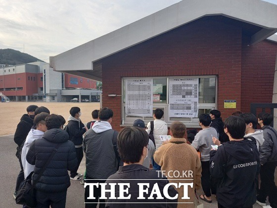 수능일인 17일 부산 남구에 있는 대연고등학교 교문을 들어선 뒤 시험장 배치를 확인하는 수험생들./부산=조탁만 기자.