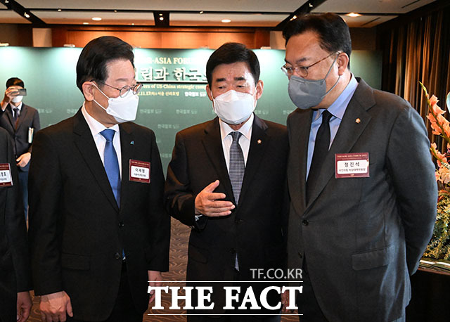 대화 나누는 김진표 국회의장(가운데)과 이재명 대표, 정진석 비대위원장의 모습.