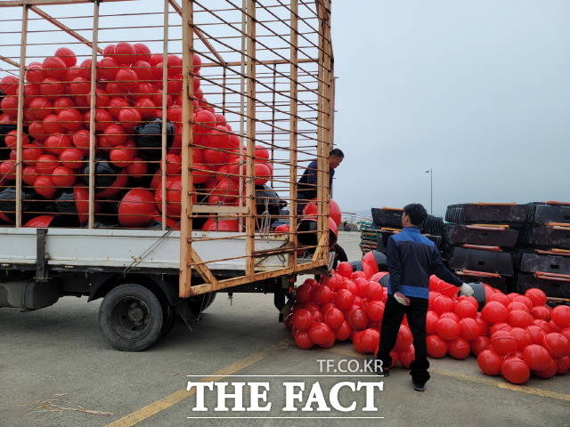 해남군이 친환경 부표를 공급한다/해남군 제공
