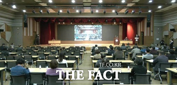 지난 5일 오후 청주시 흥덕구 오송읍 소재 C&V센터에서 열린 오송역세권지구 도시개발사업조합 총회 모습. /더팩트DB.