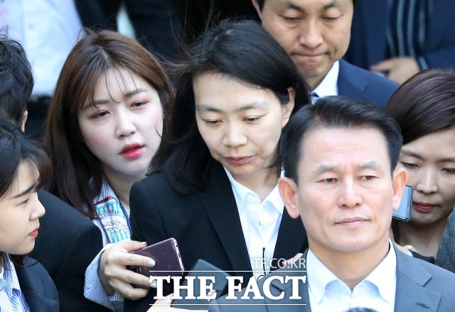 조현아(가운데) 전 대한항공 부사장 부부가 4년 7개월에 걸친 이혼소송 끝에 이혼 판결을 받았다. /이새롬 기자