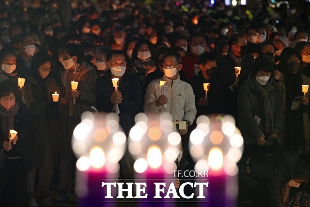 천주교정의구현전국사제단 사제들과 시민들이 지난 14일 서울 중구 파이낸스센터 앞에서 용산 이태원 참사 희생자들을 위한 추모미사를 드리고 있다./뉴시스