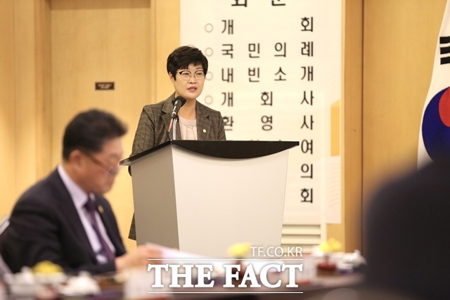 김희영 아산시의회 의장이 18일 진행된 충청남도 시군의회 의장협의회에서 ‘국립경찰병원 아산시 유치 촉구 결의안’을 발의하는 모습 / 아산시의회 제공