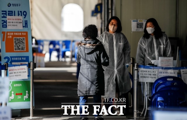 국내 코로나19 신규 확진자가 4만9418명 발생했다. 사진은 서울 영등포구보건소 선별진료소를 찾은 시민들이 검사를 받기 위해 안내를 받고 있다./뉴시스