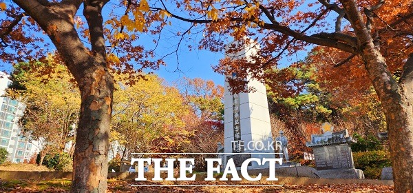 원 안에는 가로 18m, 세로 6m, 높이 11m의 청주시 6.25참전 유공자 기념탑이 세워져 있다. /청주=이주현 기자.