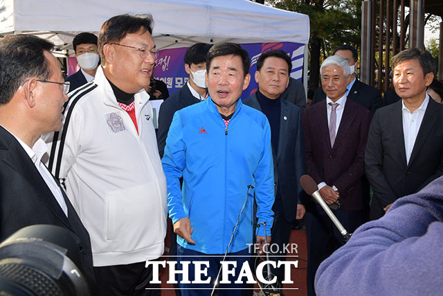김진표 국회의장이 경기에 앞서 내빈들과 환담을 나누고 있다.