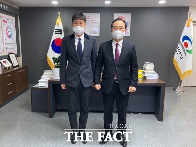 박상돈 천안시장과 박남열 천안시민프로축구단 신임 감독이 만나 내년시즌 팀의 청사진을 그렸다. / 천안시민프로축구단 제공