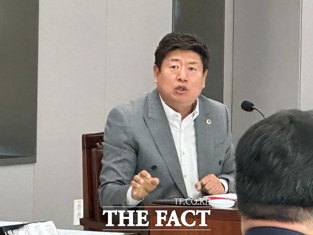 18일 김재용 시의원이 대구체육회 행정사무감사에서 궁도팀 운영에 대해 따져 묻고 있다 / 대구 = 박성원 기자