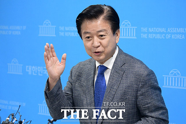 노웅래 더불어민주당 의원이 17일 오전 서울 여의도 국회에서 검찰의 압수수색 실시와 관련한 기자회견을 마친 후 취재진을 향해 발언하고 있다. /국회=남윤호 기자