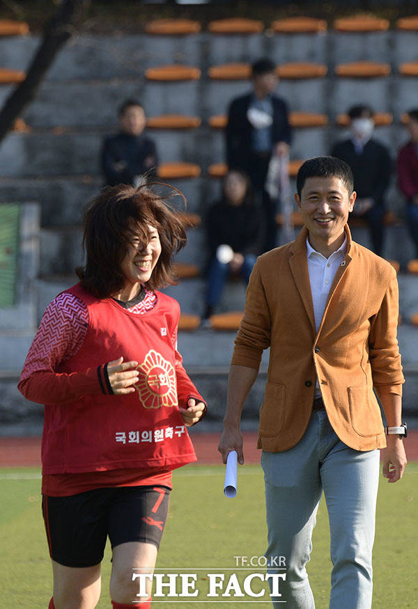 김미애 국민의힘 의원(왼쪽)과 경기 앞두고 몸 풀고 있는 이영표 부회장.