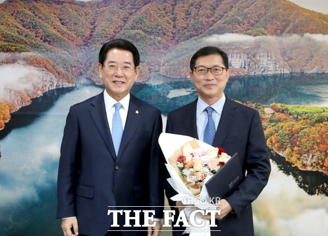 강성휘(오른쪽) 전라남도사회서비스원장이 17일 도청 접견실에서 김영록 지사(왼쪽)로부터 임명장을 받고 기념촬영을 하고 있다./무안=홍정열 기자