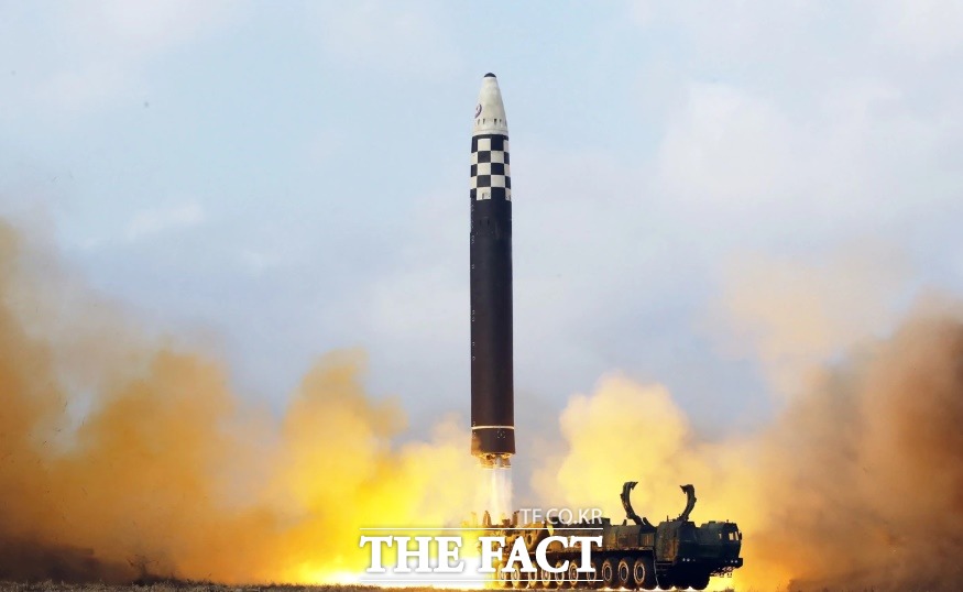 북한이 지난 18일 김정은 국무위원장의 지도 아래 신형 대륙간탄도미사일 화성-17형을 시험발사했다며 조선중앙통신과 노동신문이 19일 관련 사진을 공개했다. /미국의 소리방송(VOA) 갈무리