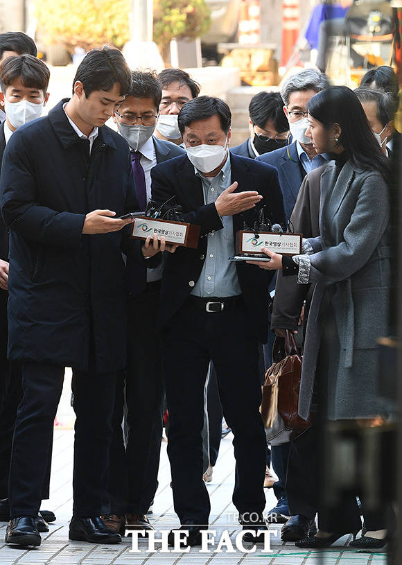정진상 더불어민주당 대표실 정무조정실장이 18일 오전 서울 서초구 서울중앙지방법원에서 열린 영장실질심사에 출석하고 있다. /이동률 기자