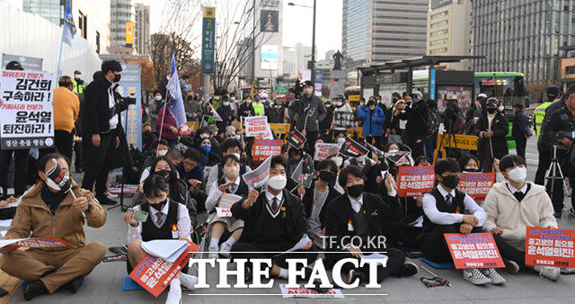 촛불중고생시민연대가 주최한 제2차 윤석열 퇴진 중고생 촛불집회가 19일 오후 서울 광화문역 앞에서 열린 가운데, 집회참가자들이 구호를 외치고 있다.