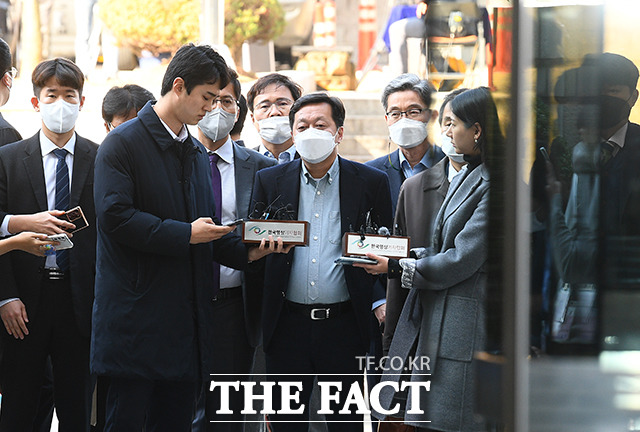 국민의힘은 19일 이재명 더불어민주당 대표의 최측근인 정진상 대표실 정책조정실장이 구속된 것과 관련해 사필귀정이라며 이제 모든 진실이 밝혀질 것이고 진짜 몸통도 드러날 것이라고 밝혔다. 사진은 정진상 실장이 전날(18일) 오전 서울 서초구 서울중앙지방법원에서 열린 영장실질심사에 출석하는 모습. /이동률 기자