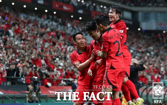 한국축구대표팀의 캡틴 손흥민은 이번 2022 카타르 월드컵에서 한국 축구 사상 첫 월드컵 3경기 연속골, 최다골인 4골에 도전한다./KFA 제공