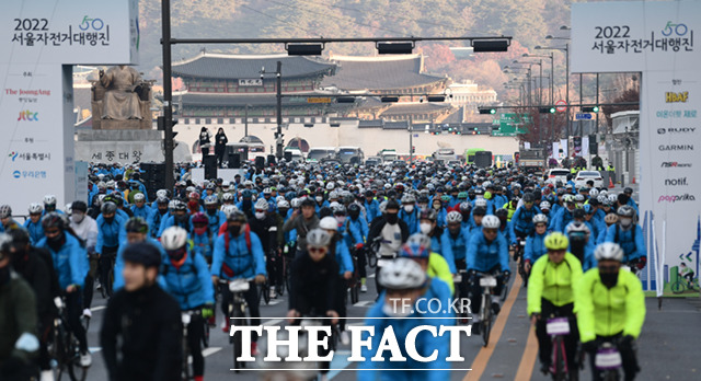 20일 오전 서울 광화문에서 열린 2022 서울 자전거 대행진에 참가한 시민들이 자전거를 타고 있다. /이새롬 기자