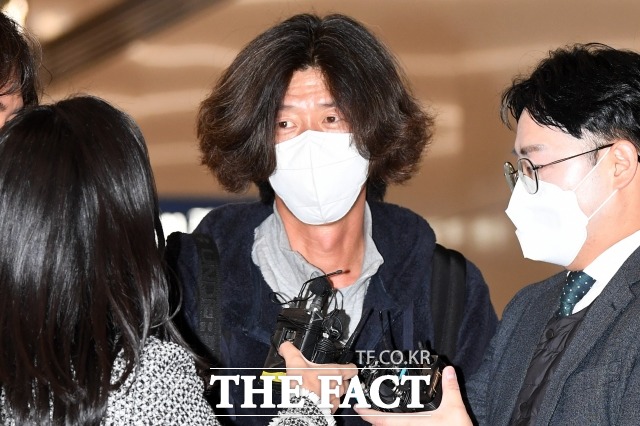 대장동 의혹으로 구속기소된 천화동인 4호 소유주 남욱(가운데) 변호사가 21일 구속기간 만료로 풀려난다. /남용희 기자