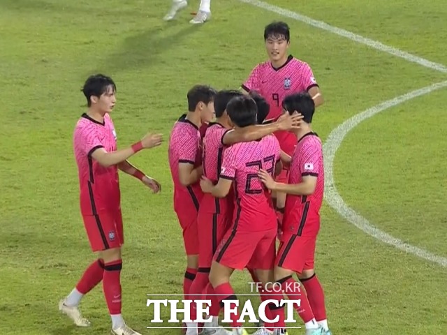 한국 올림픽 축구대표팀이 21일(한국시간) 아랍에미리트(UAE) 두바이에서 열린 UAE와 두 번째 평가전에 출전해 2-0으로 승리했다. 후반 11분 백상훈의 추가골이 터지자 기뻐하는 선수들 모습. /경기 영상 갈무리