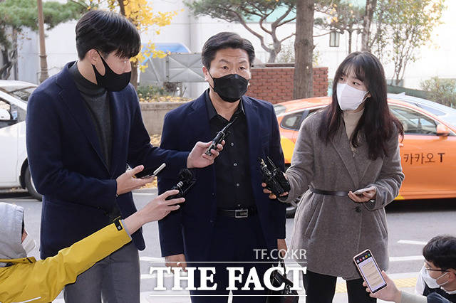 이임재 전 용산경찰서장(총경)이 21일 오전 이태원에서 발생한 핼러윈 인파 사고와 관련 조사를 받기 위해 서울 마포구 이태원 사고 특별수사본부(특수본)로 출석하기 전 취재진의 질의에 답하고 있다. /이선화 기자