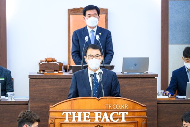 장충남 남해군수가 2023년 예산안 제출에 따른 시정연설을 하고 있다./남해군 제공