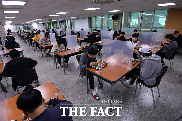 학생들이 학교급식실에서 점심을 먹고 있다. / 더팩트DB