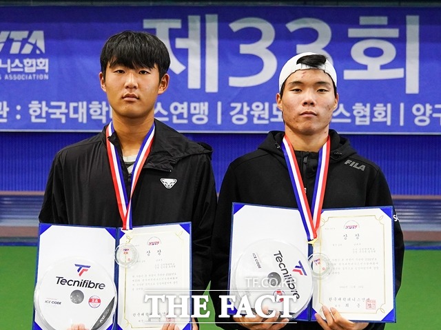 순천향대 엄두현씨와 추석현씨가 한국대학테니스선수권에서 준우승한 뒤 기념촬영을 하고 있다.