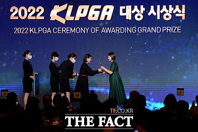 프로골퍼 임희정이 21일 오후 서울 강남구 그랜드 인터컨티넨탈 서울 파르나스에서 열린 2022 KLPGA 대상 시상식에서 KLPGA 인기상을 수상하고 있다. /이선화 기자