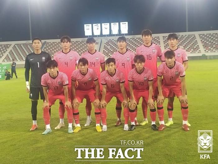 한국 올림픽대표팀의 UAE 원정 평가전은 1승 1패로 마무리됐다. UAE와 2차전을 앞두고 기념촬영 중인 대표팀 선발 선수들. / 대한축구협회
