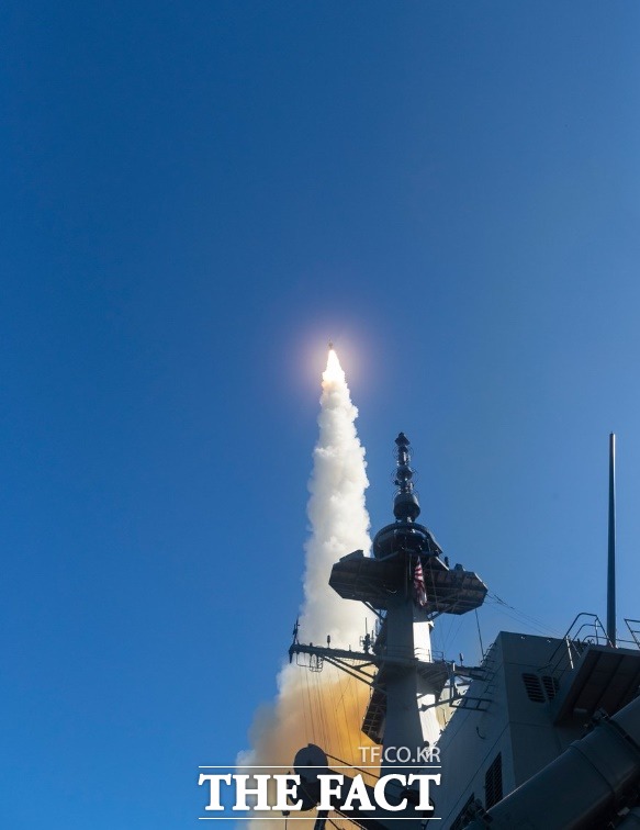 일본 해상자위대 소속 마야급 이지스함에 SM-3블록2A 탄도미사일 요격 미사일이 발사되고 있다./해상자위대 트위터