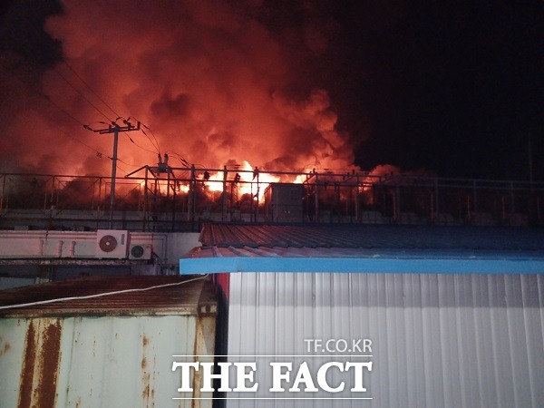 20일 오후 11시 8분쯤 충북 음성군의 한 골프장 생산공장에서 불이 났다. /충북소방본부.