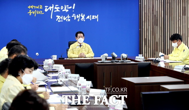 김영록 전남지사가 21일 재난종합상황실에서 가뭄대책 상황보고회를 주재하고 있다. 전남지역은 1973년 기상 관측 이래 최악의 가뭄을 겪고 있다./무안=홍정열 기자